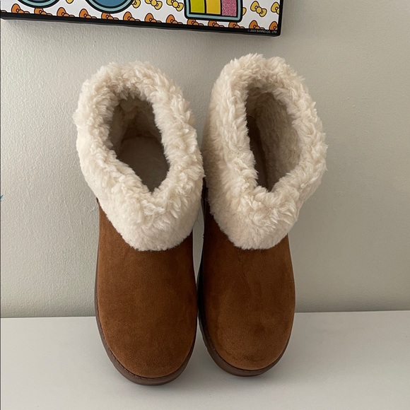 Cozy Tan Ankle Boots with Cream Fur Lining - Picture 5 of 5
